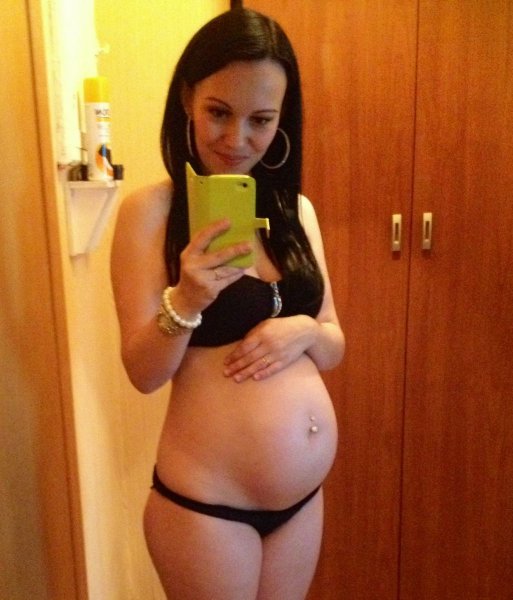 25 неделек по УЗИ, первая беременность, девочка, вес 768гр. Передняя стенка, попой вниз)