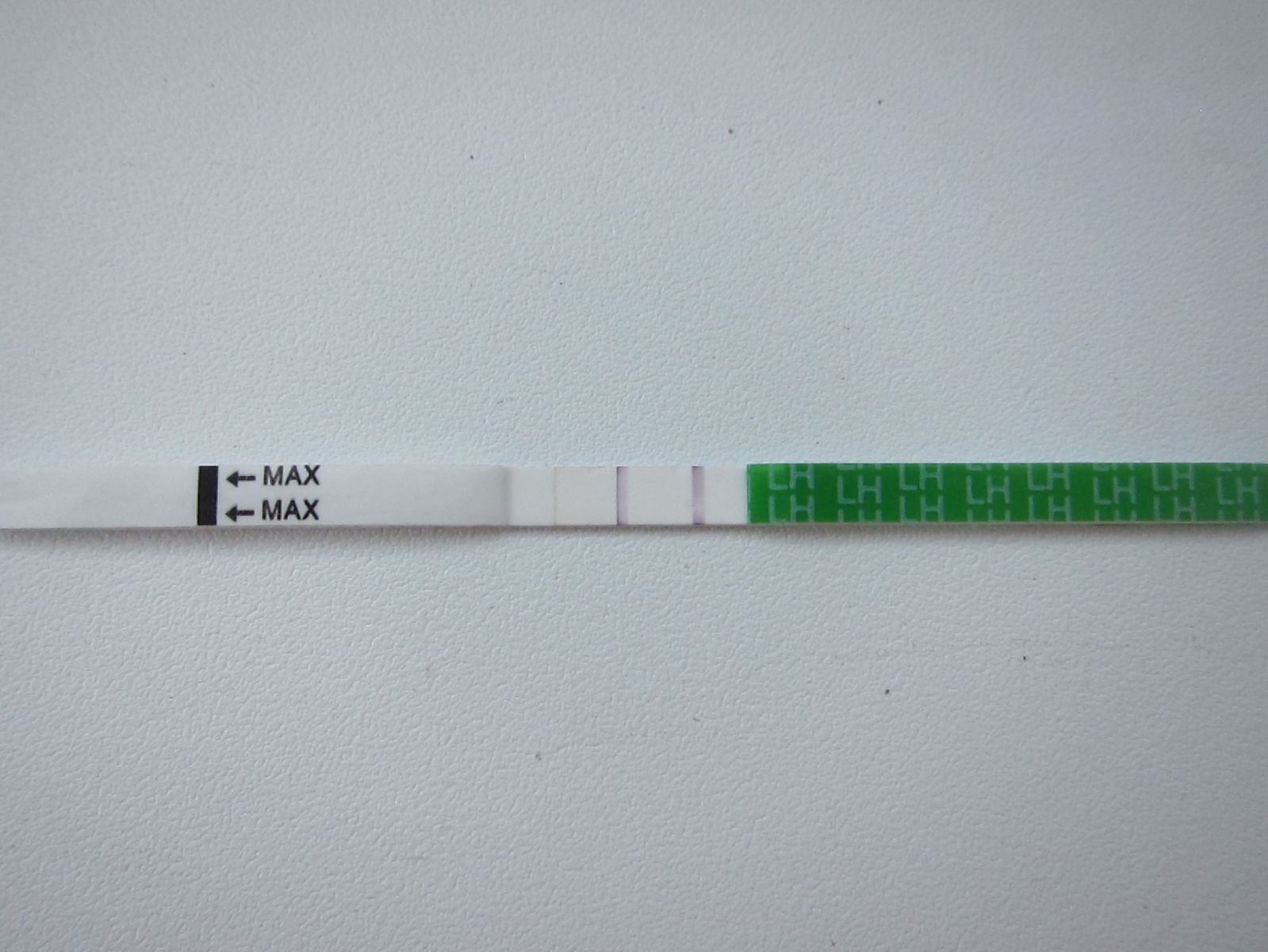 Чем сделать полоску на тесте. Тест на беременность 2 gjkjrb. Тест с двумя полосками. Полоски на тесте на беременность. Положительный тест на беременность.