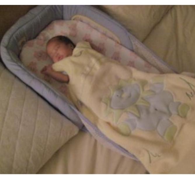 Укрытие детей. Новорожденный ребенок в кроватке. Плед для сна новорожденного. Младенец завернутый в одеяло. Одеяло в люльку.