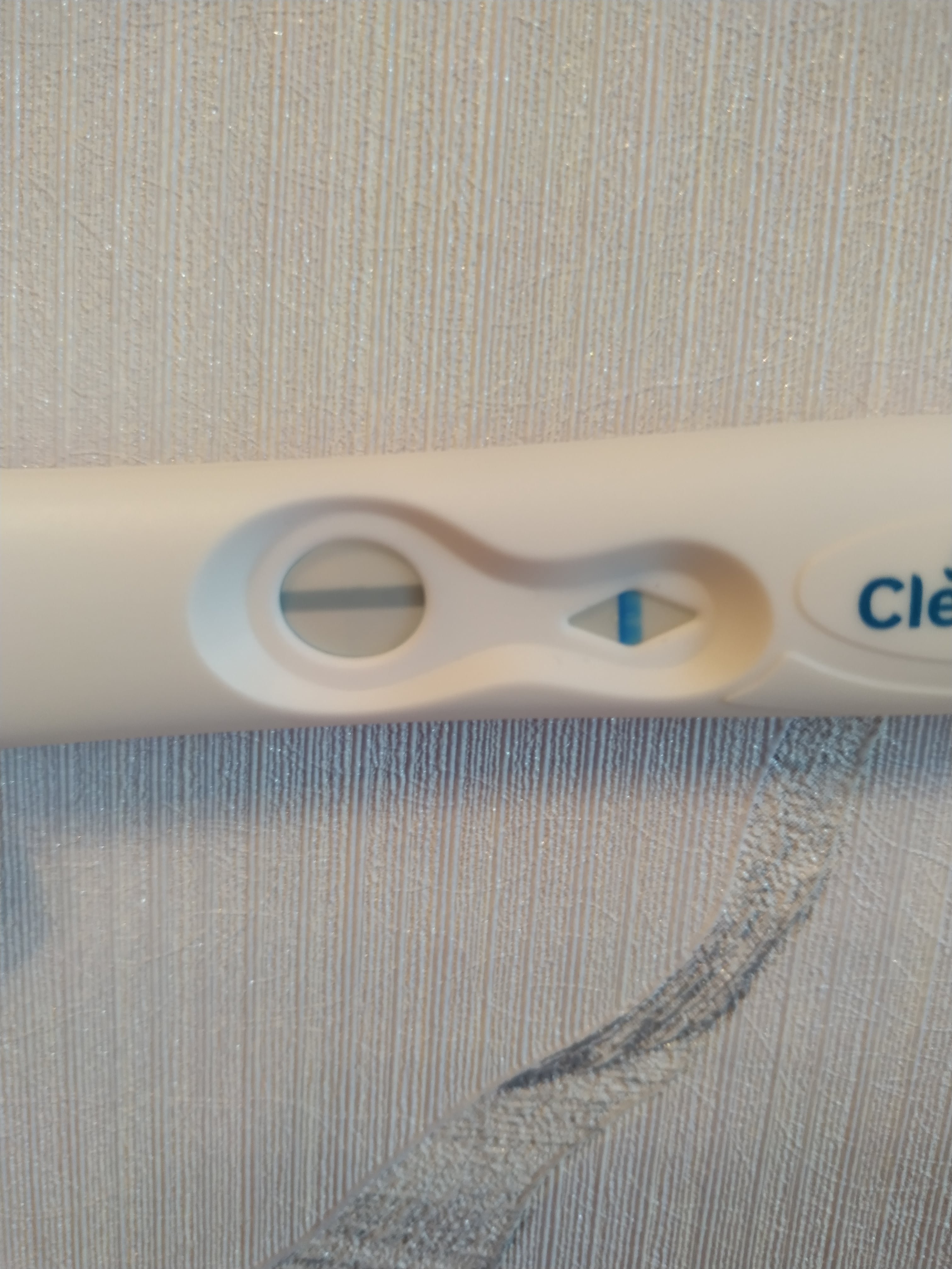 Электронный тест до задержки. Клеар Блю струйный 2 полоски. Clearblue тест на беременность слабоположительный результат. Clearblue призрак. Положительный тест Clearblue струйный.