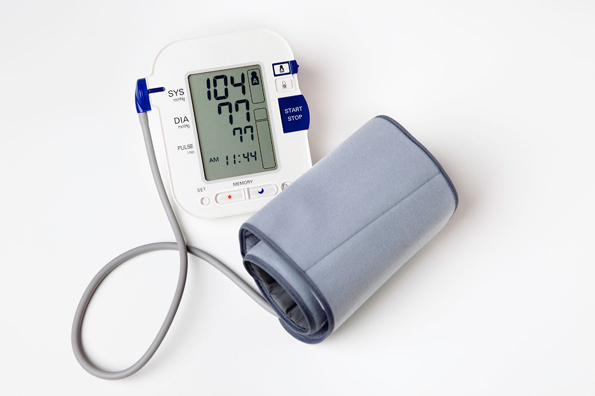 На фотографии изображен прибор который называется тонометр. Тонометр LD 521a. Тонометр Digital Blood Pressure Monitor rak268. Тонометр (прибор для измерения артериального давления)ММП-60. Digital HG 160 Comfort тонометр.